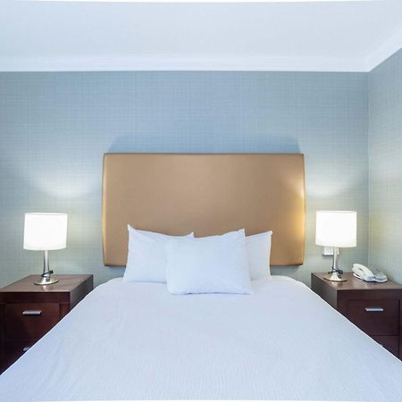 Sandman Hotel Vernon Extérieur photo