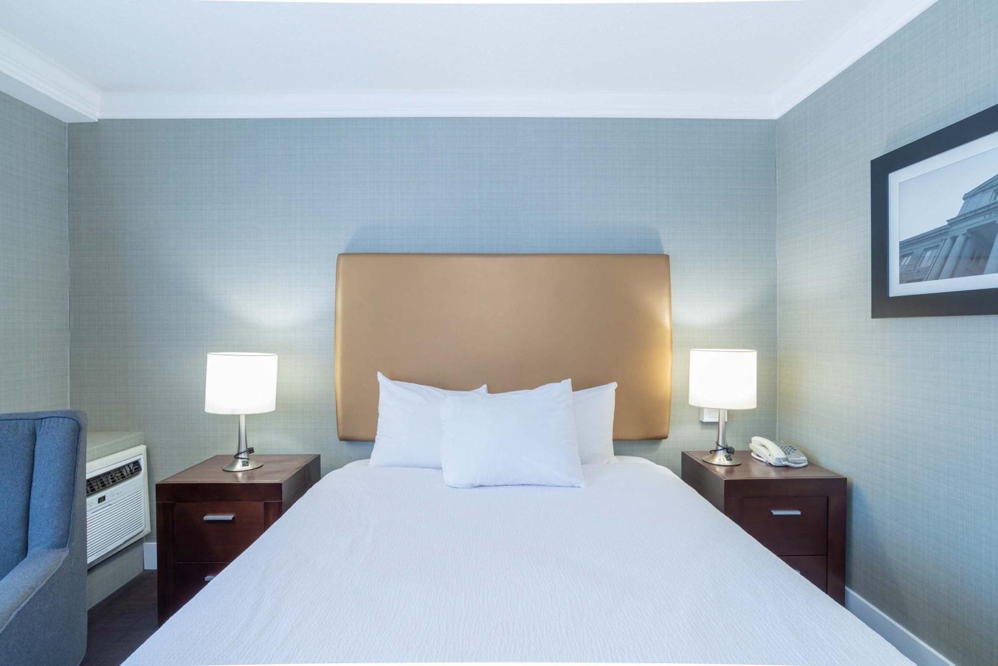 Sandman Hotel Vernon Extérieur photo