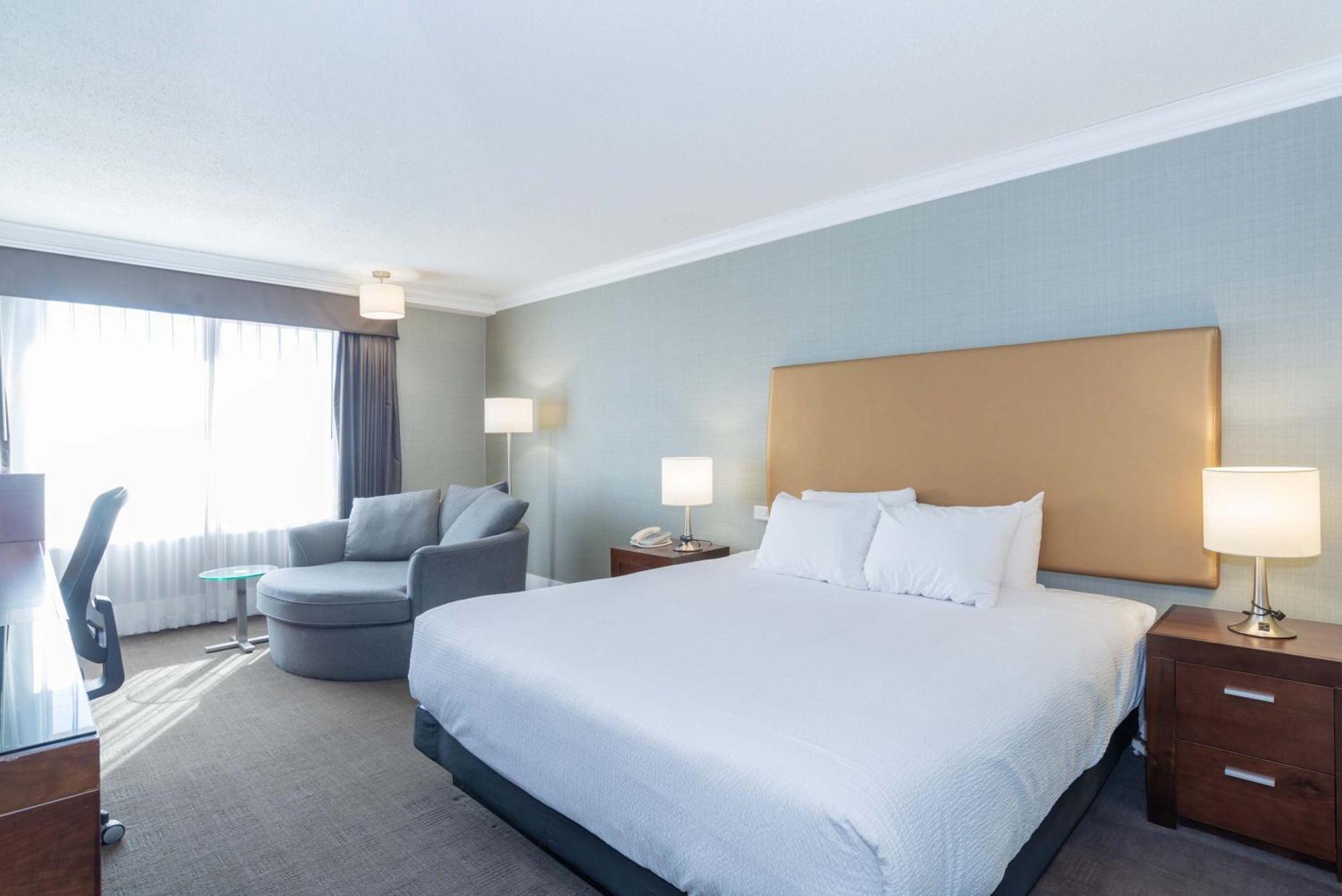 Sandman Hotel Vernon Extérieur photo