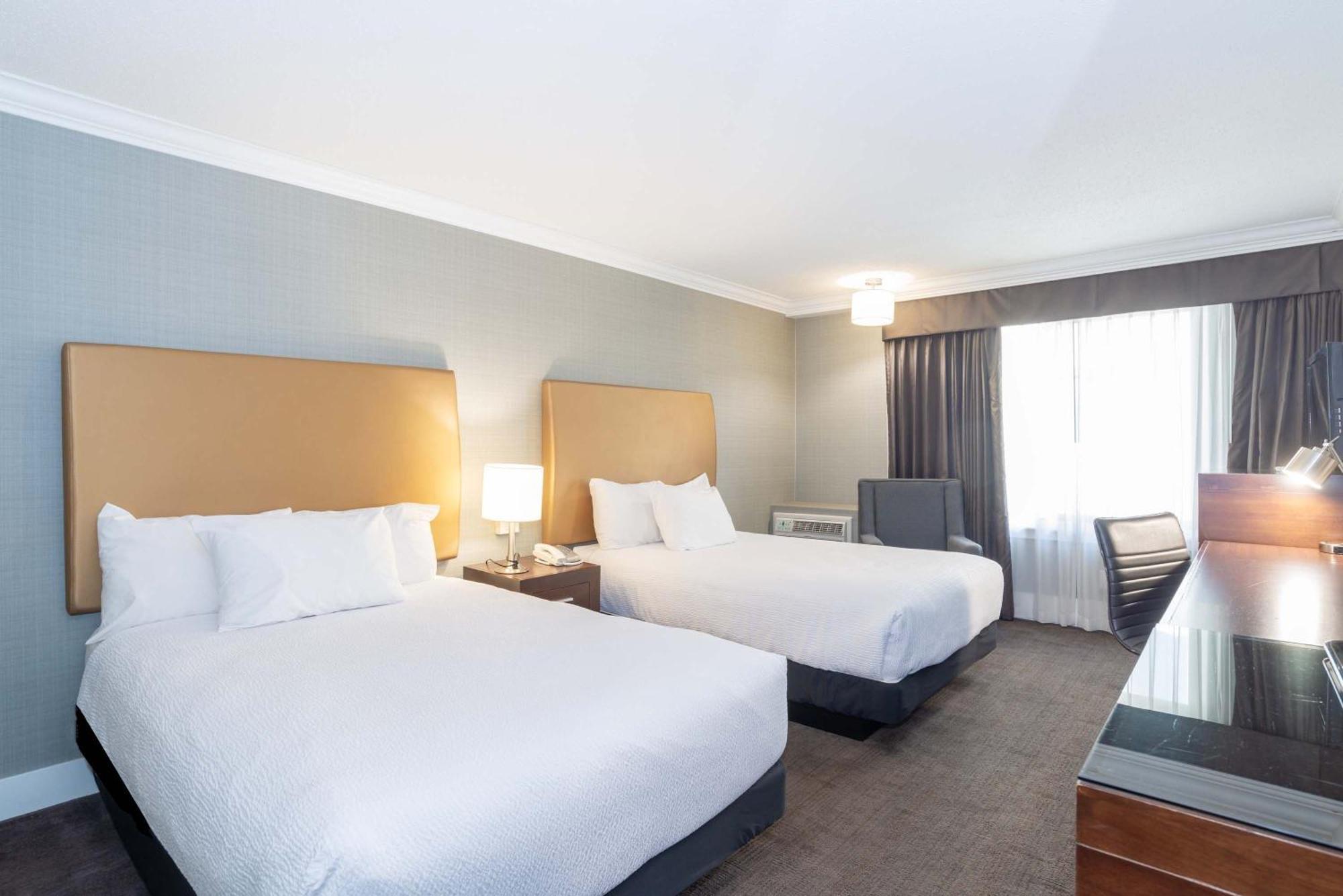 Sandman Hotel Vernon Extérieur photo