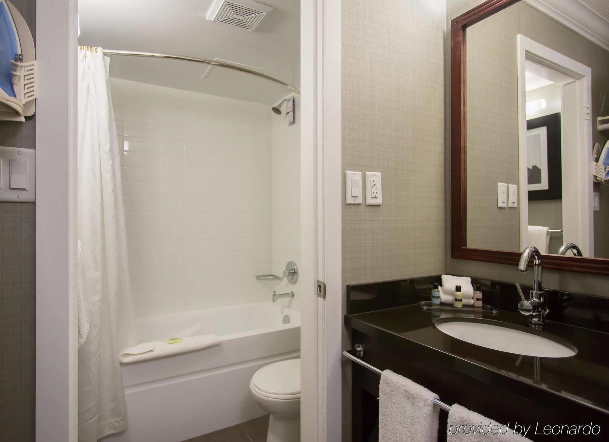 Sandman Hotel Vernon Extérieur photo