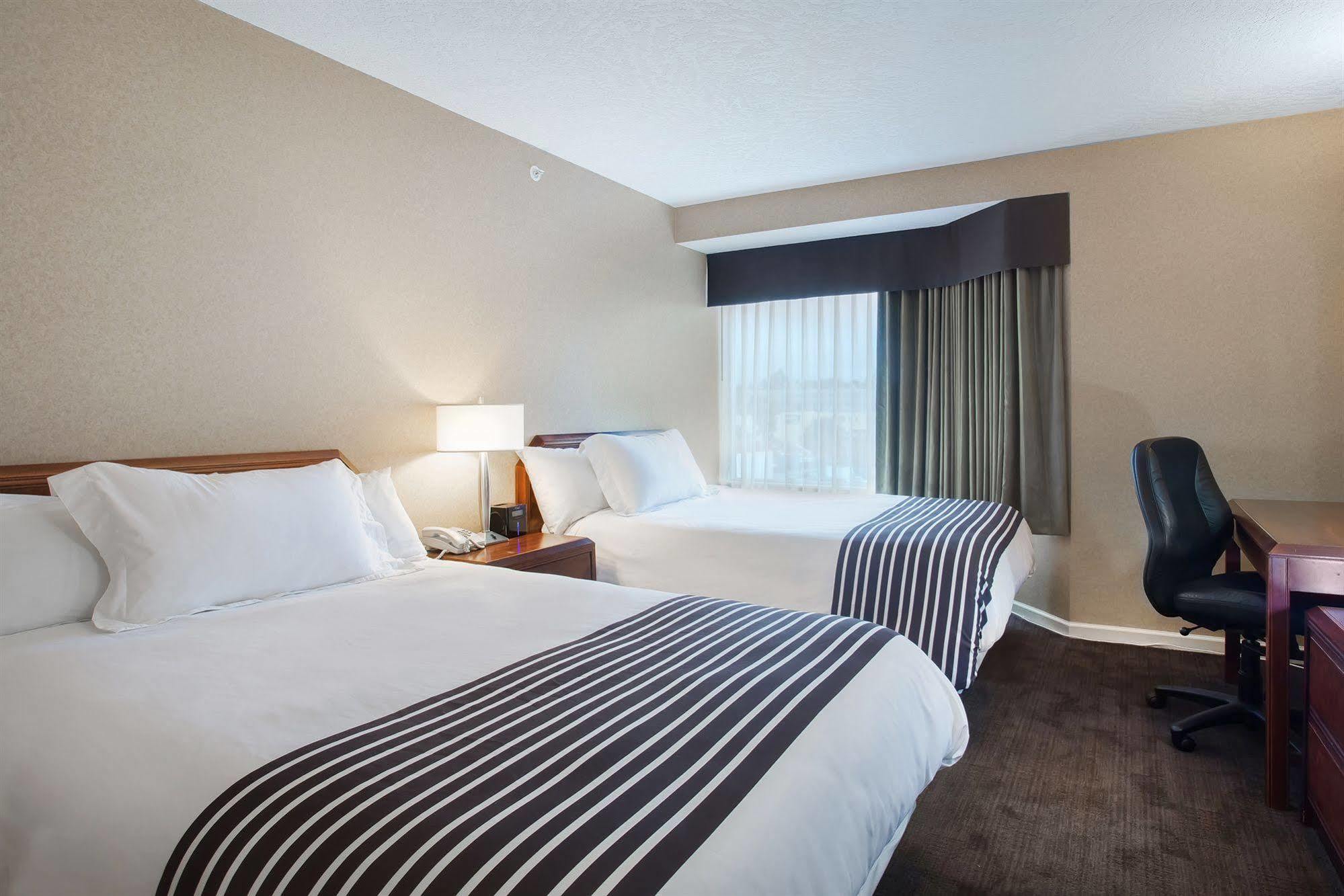 Sandman Hotel Vernon Extérieur photo