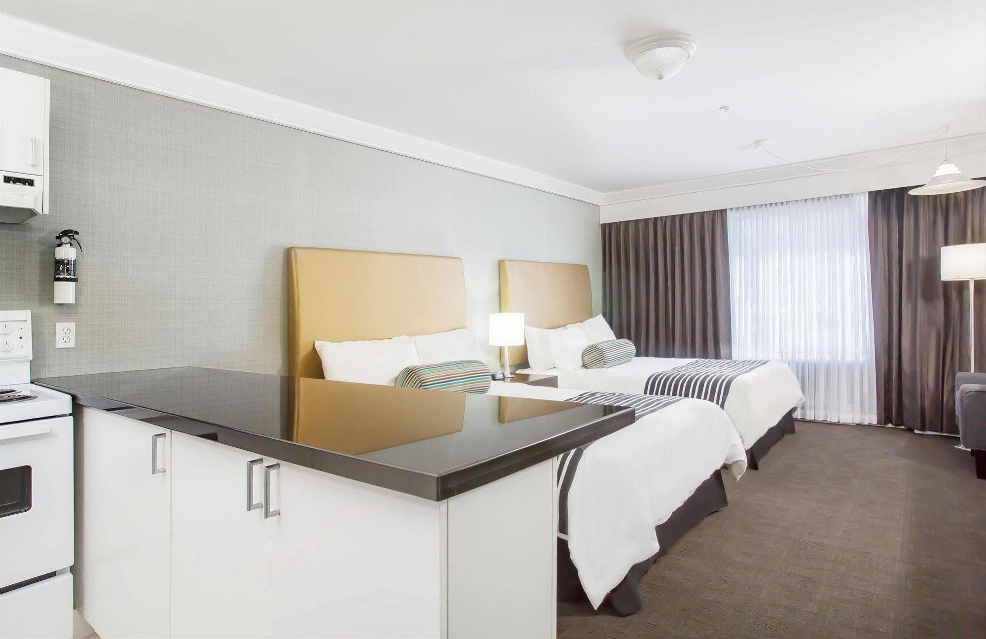 Sandman Hotel Vernon Extérieur photo