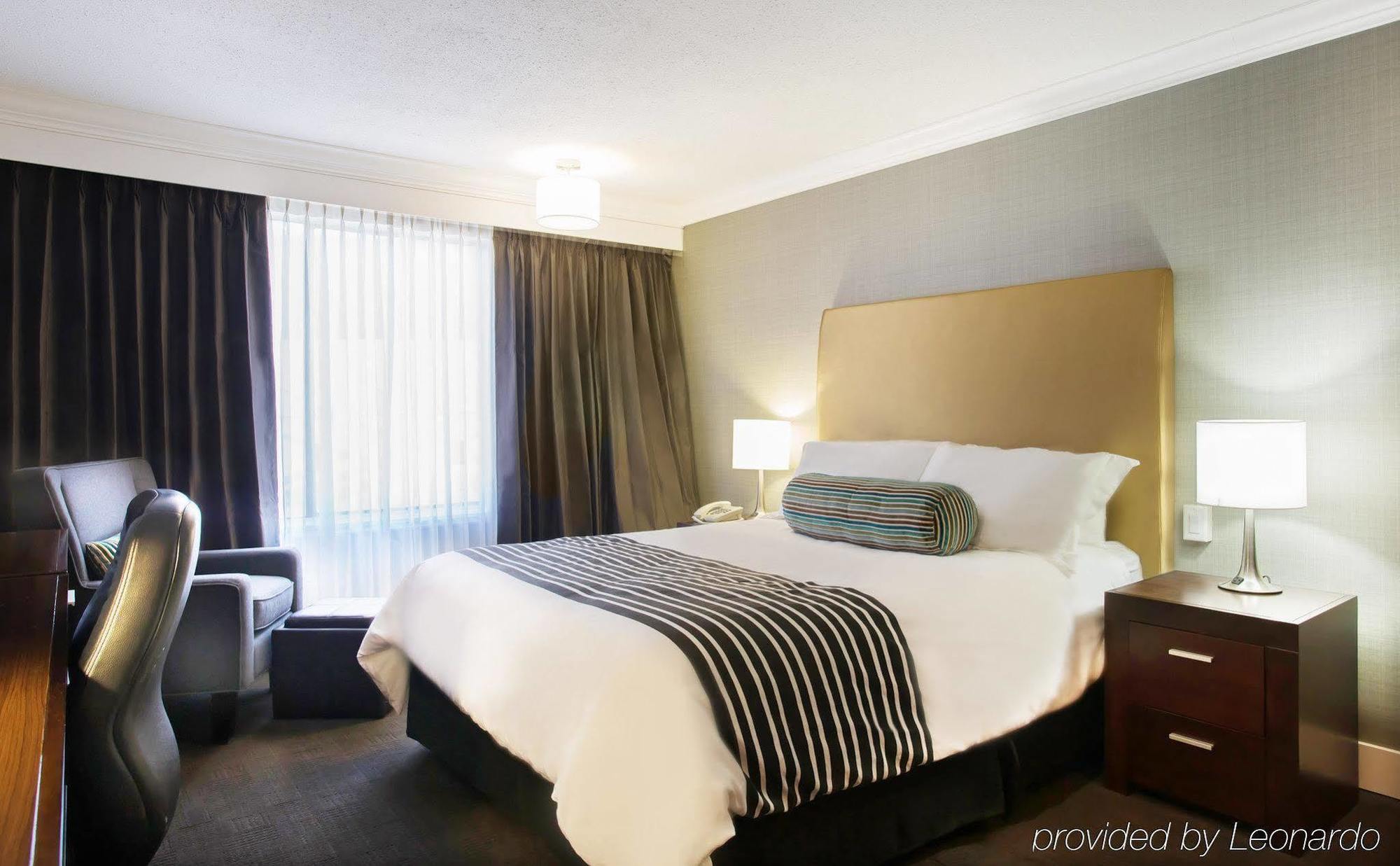 Sandman Hotel Vernon Extérieur photo